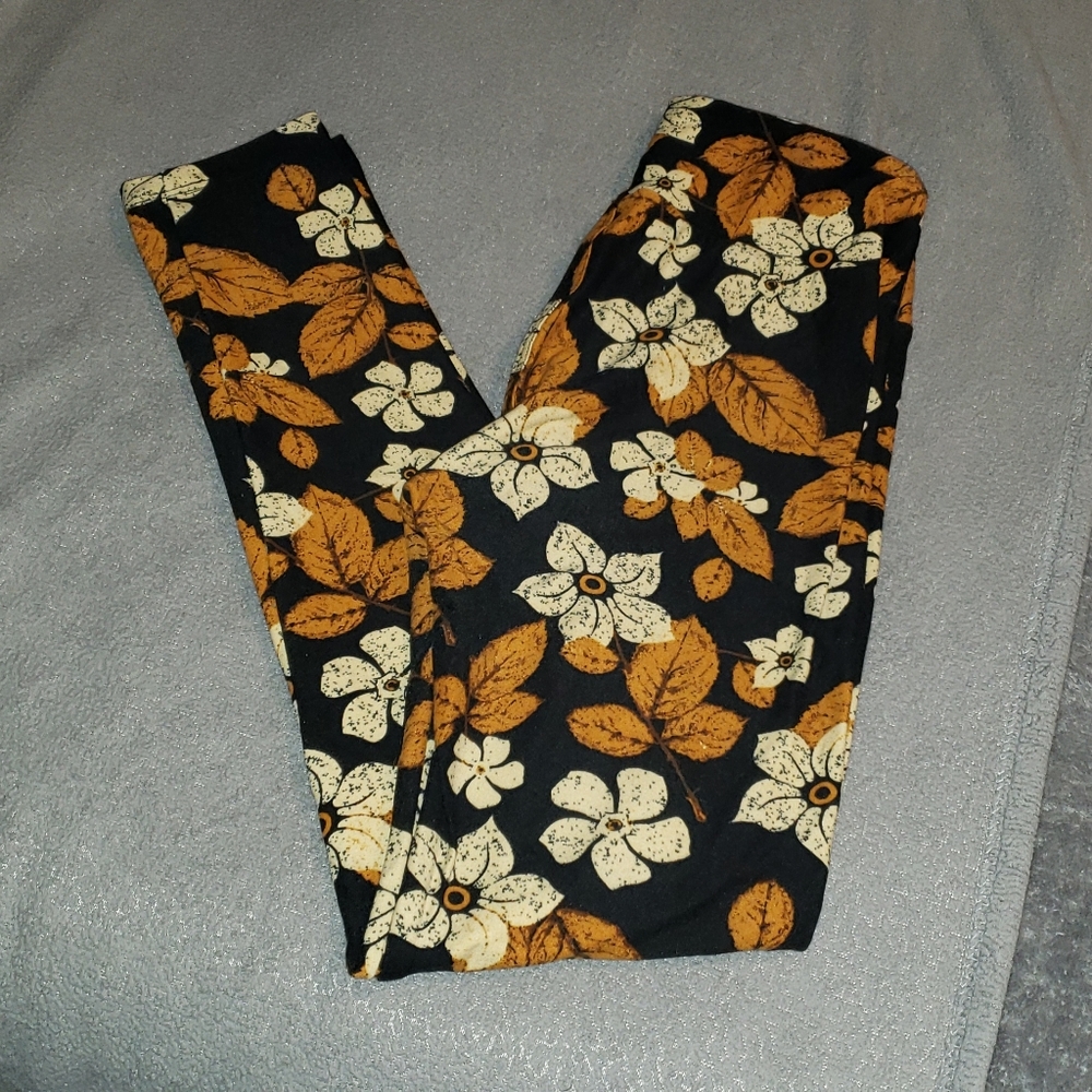 Neutral colored flowered LLR leggings